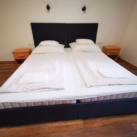 Mate Apartman Gyula Buitenkant foto