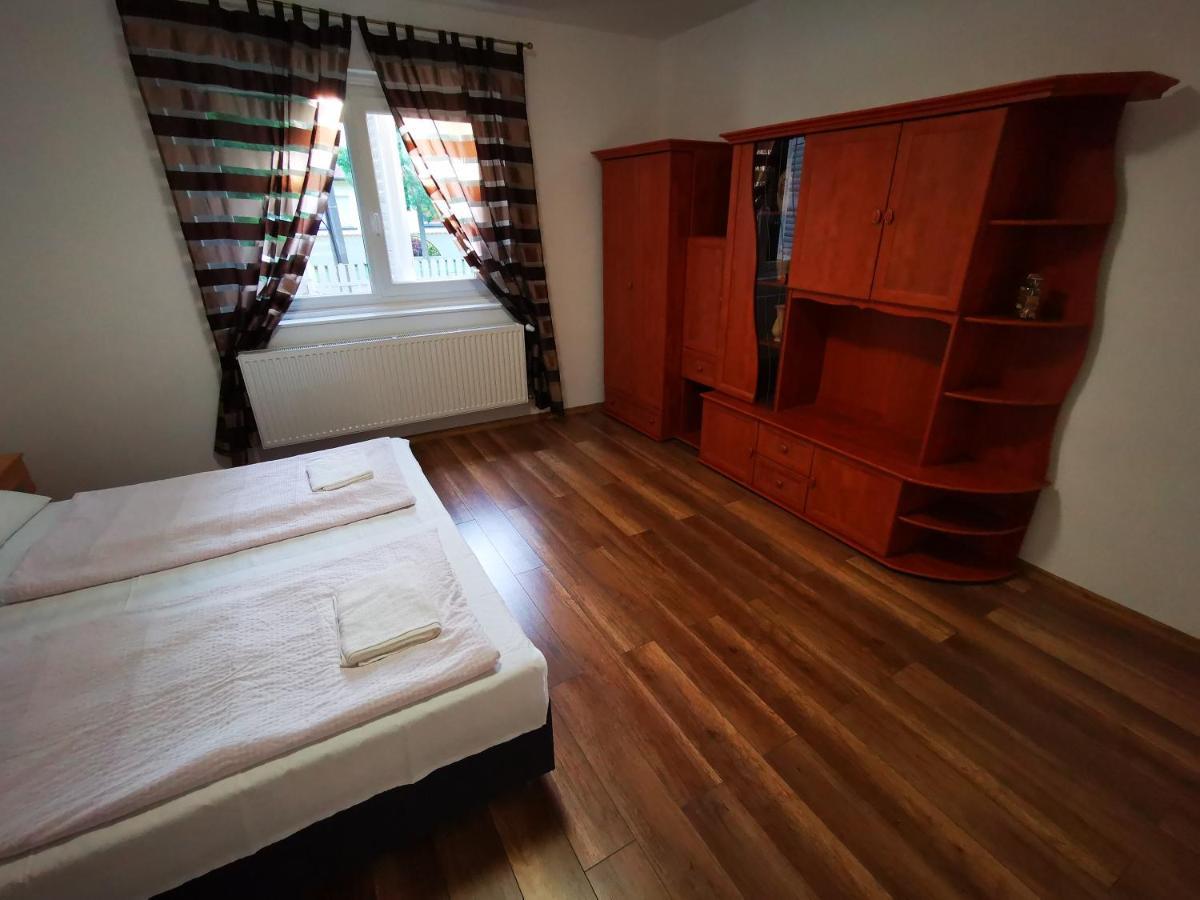 Mate Apartman Gyula Buitenkant foto