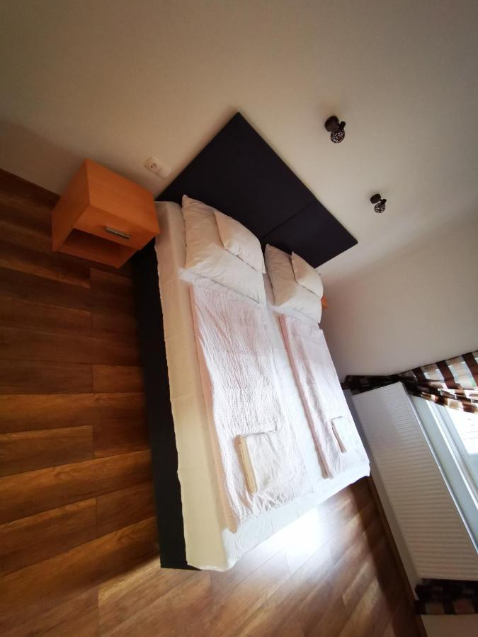 Mate Apartman Gyula Buitenkant foto