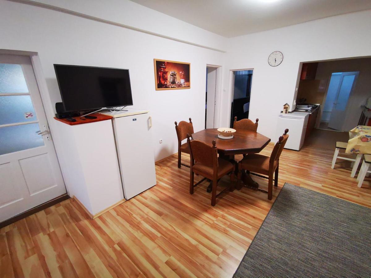 Mate Apartman Gyula Buitenkant foto