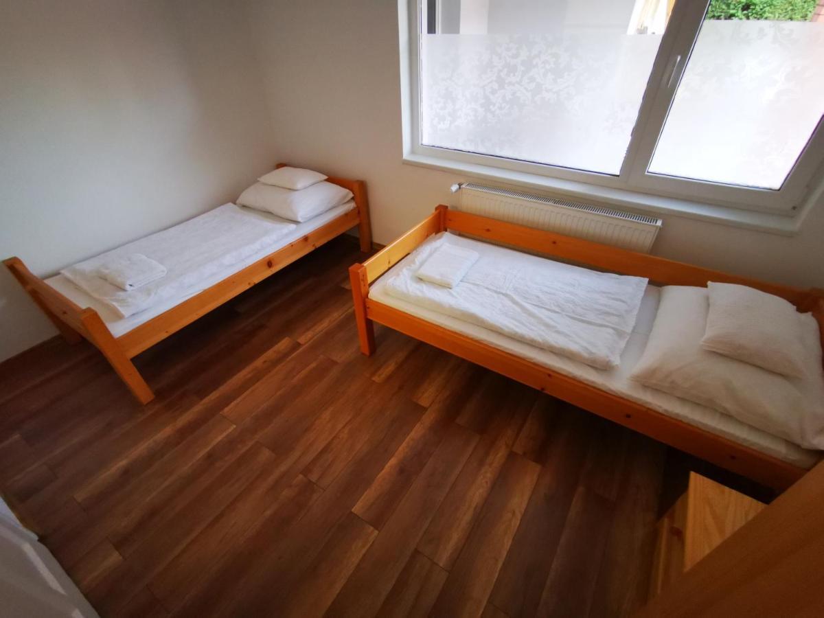 Mate Apartman Gyula Buitenkant foto