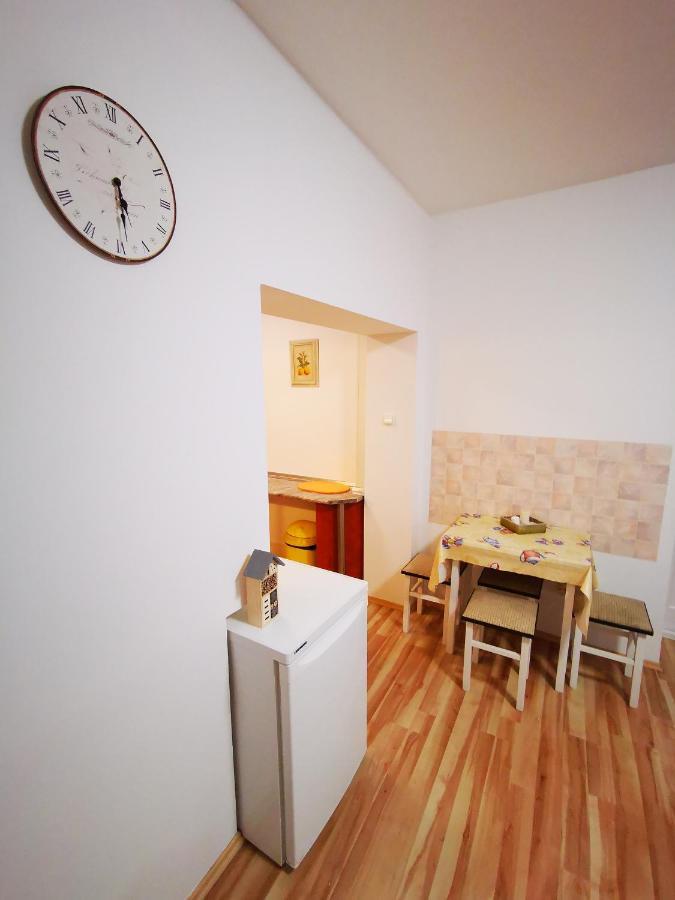Mate Apartman Gyula Buitenkant foto
