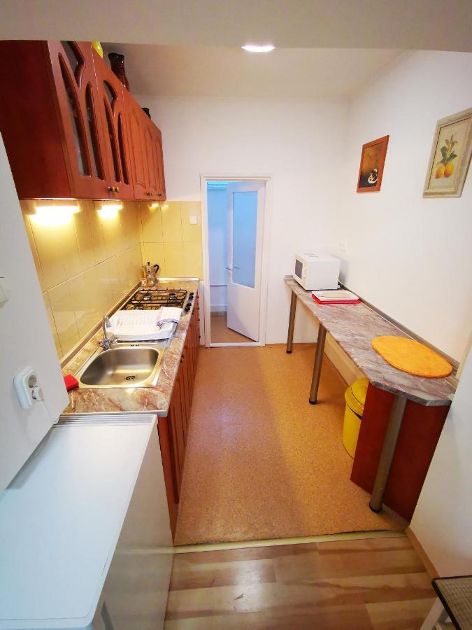 Mate Apartman Gyula Buitenkant foto