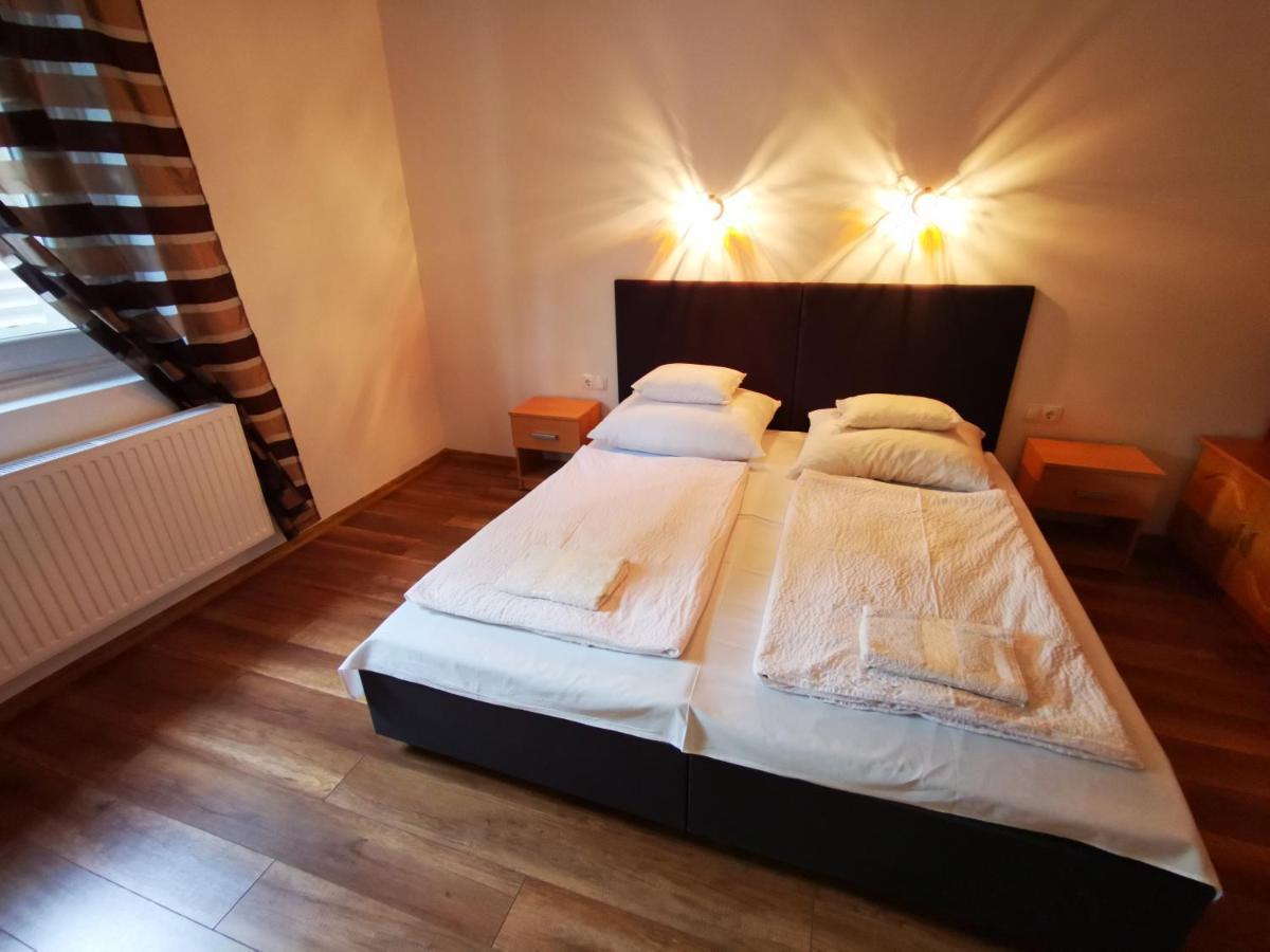 Mate Apartman Gyula Buitenkant foto