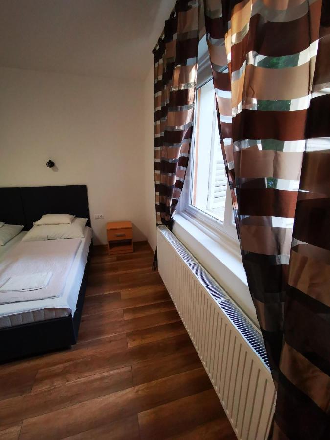 Mate Apartman Gyula Buitenkant foto