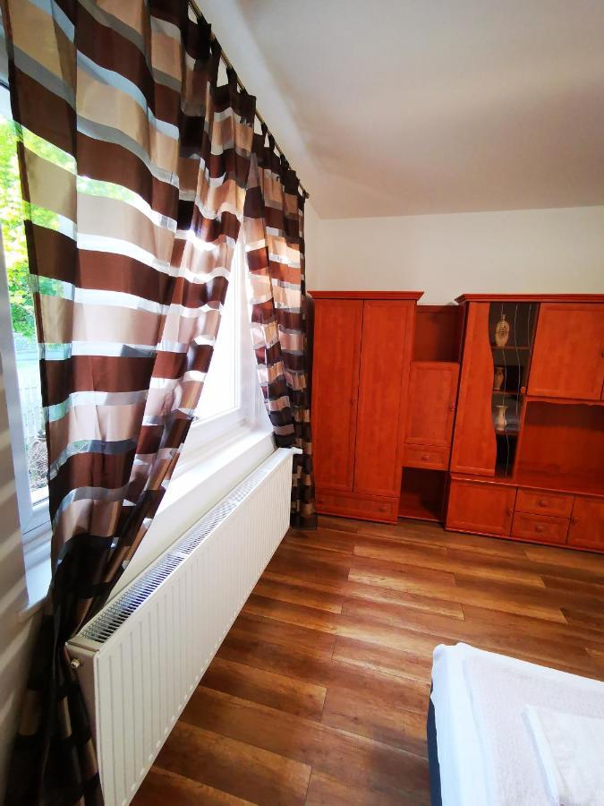 Mate Apartman Gyula Buitenkant foto