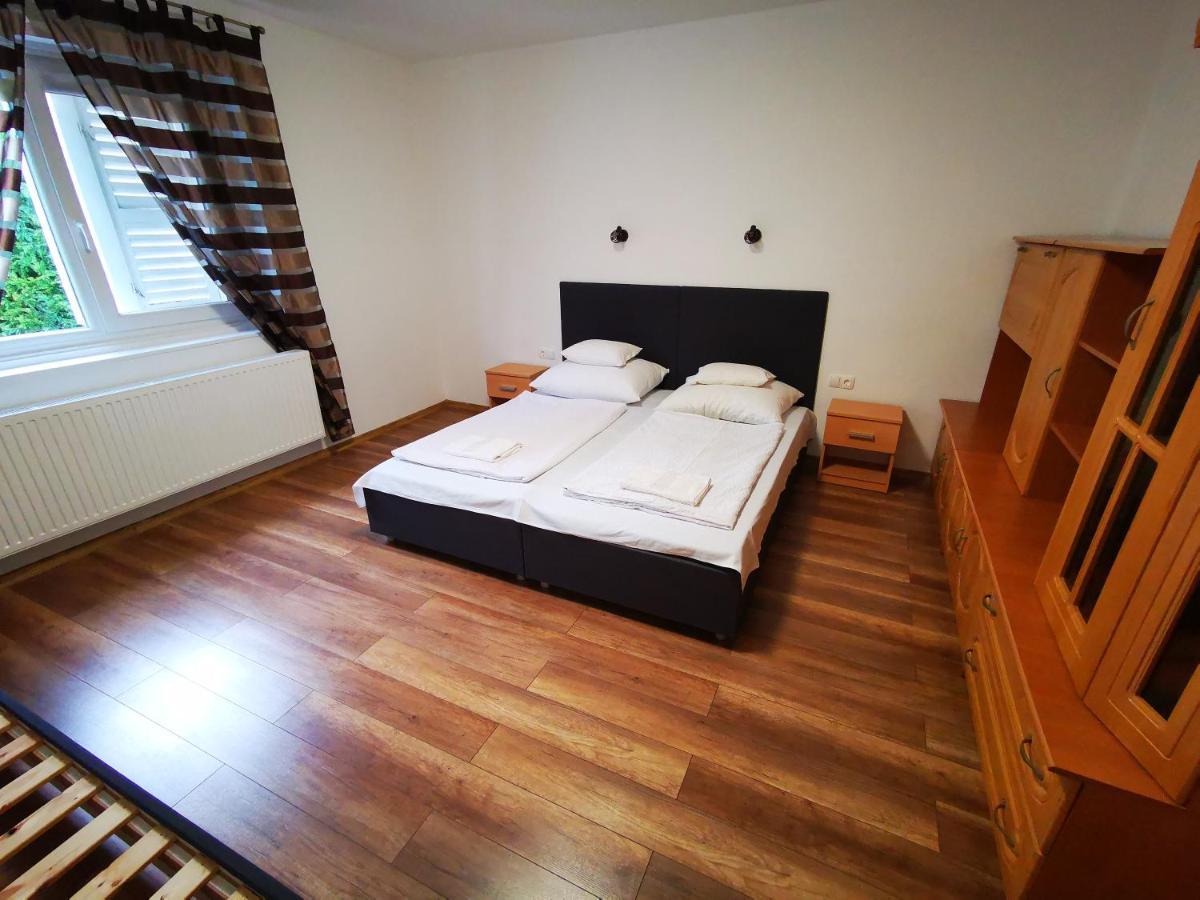 Mate Apartman Gyula Buitenkant foto